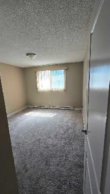 Private room in a two bedroom apartment - Photo 3