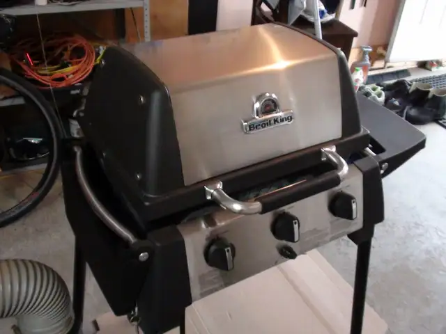 BARBECUE IMPECCABLE, BROIL KING, ÊXTREMEMENT PROPRE, COMME NEUF