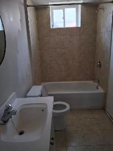 $2150 Mississauga 2 bedroom   den basement, 2 parking   garage - Photo 6