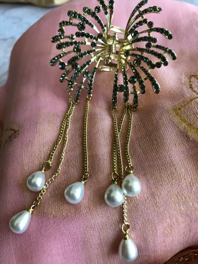 Elegant, sparkling Gold Metal Hair claw clip