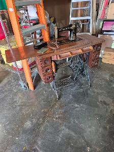 Treadle Singer - Photo 2