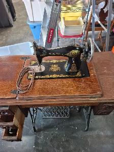 Treadle Singer - Photo 3