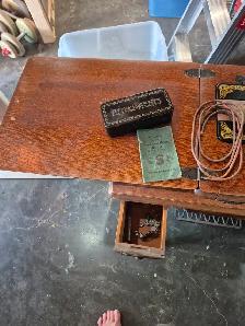 Treadle Singer - Photo 4