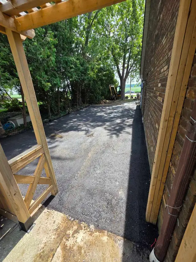 Asphalt paving