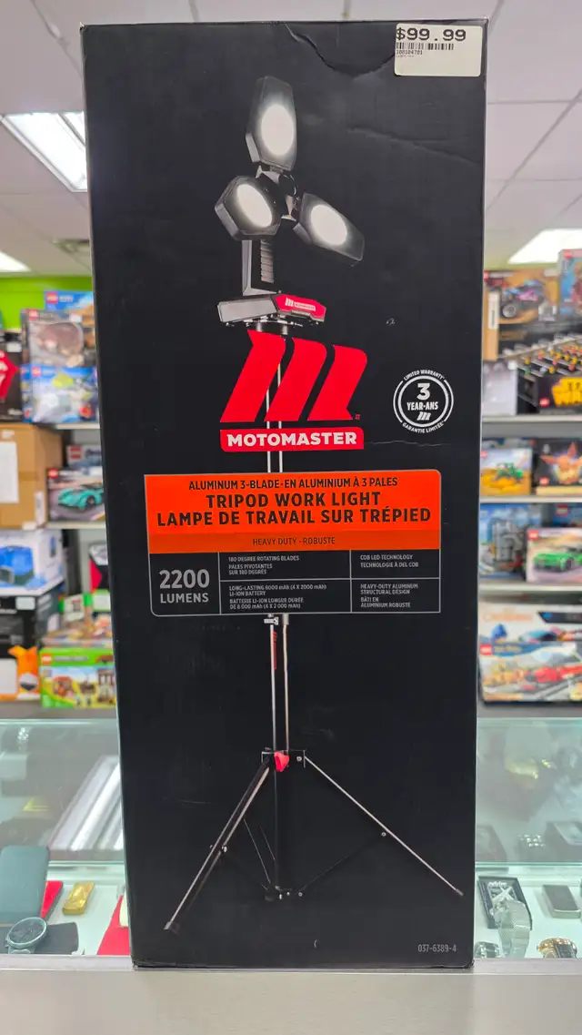 MotoMaster Heavy-Duty Tripod 2200 Lumens 3Blade Work Light - NEW