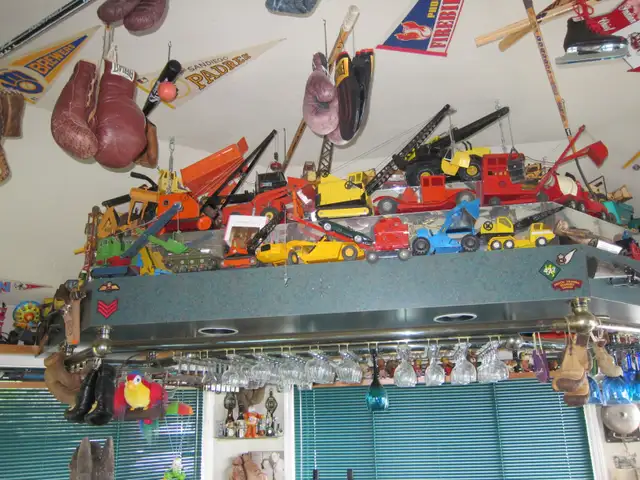 AUCTION-SPORT MEMORABILIA/MORE-PENTICTON-ONLINE-SAT, AUG 8 - 8AM