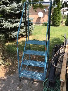 WAREHOUSE ROLLING LADDER - Photo 3