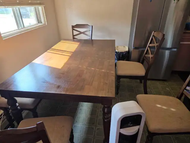 Table Five chairs on a bench seat