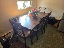Table Five chairs on a bench seat - Photo 3