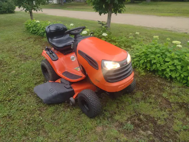 Tracteur a gazon ARIENS 22 hp 2 cylindres 46 '' de coupe
