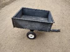Remorque a bascule pour tracteur a gazon en bonne condition