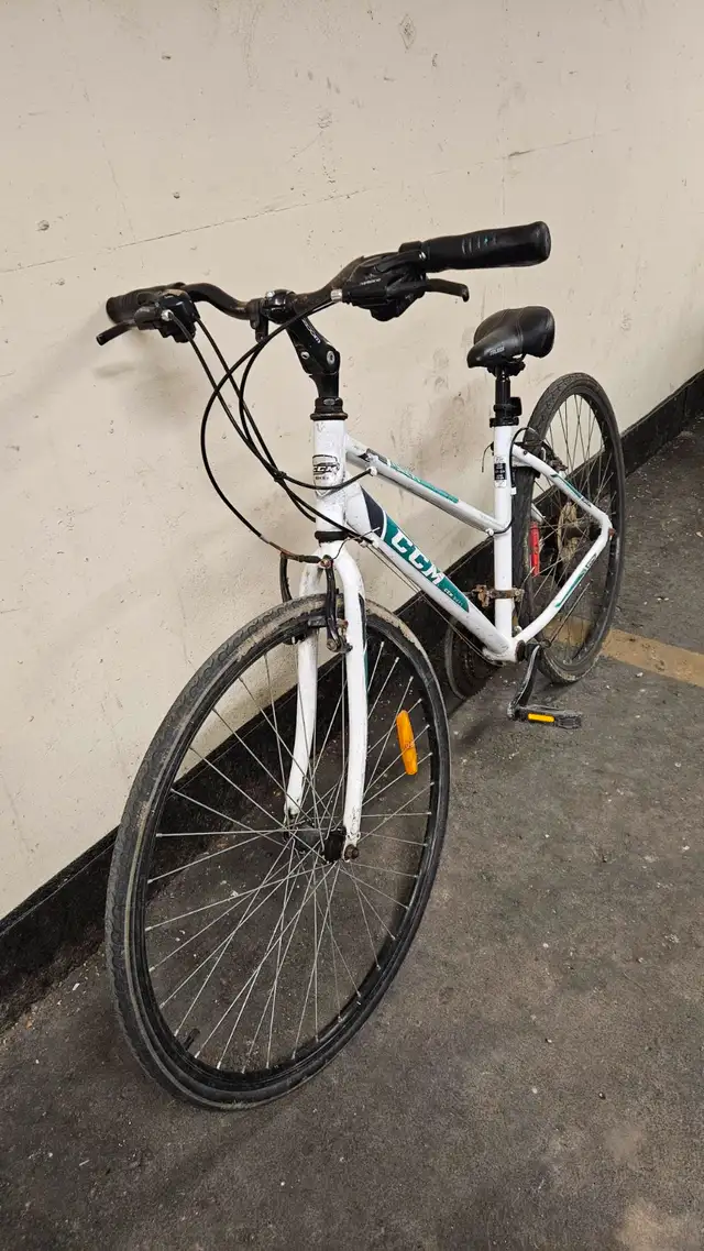CCM Hybrid Bike with 21-Speed Shimano Drivetrain