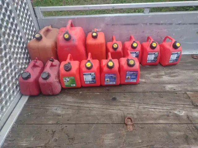 Lot de 13 bidons en bonne condition.