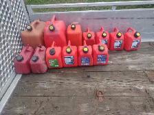 Lot de 13 bidons en bonne condition.
