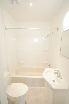 Studio Bachelor Apartment in Corktown - Photo 4