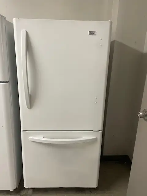 Réfrigérateur blanc  29'' congélateur au bas Haier