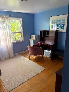 LARGE SPACIOUS ROOM IN CENTRAL LOCATION UTILITIES INCLUDED - Photo 2