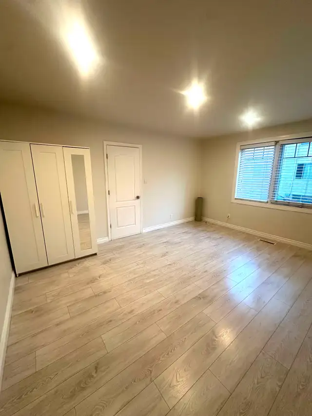 Grant McEwan/114 str/Large Room/ Female Student or Professional