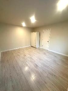 Grant McEwan/114 str/Large Room/ Female Student or Professional - Photo 2