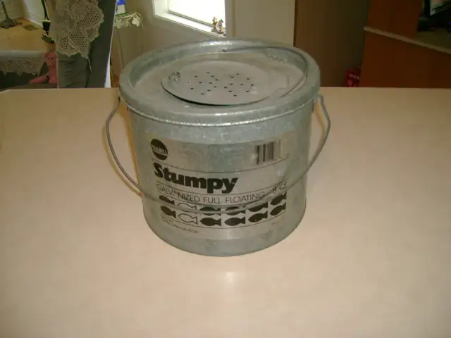 FISHING  -  MINNOW BUCKET  -  LIKE NEW