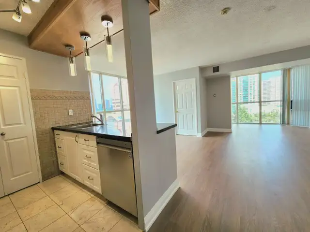 MISSISSAUGA CORNER UNIT AVAILABLE NOW- ALL UTILITIES INCLUDED!