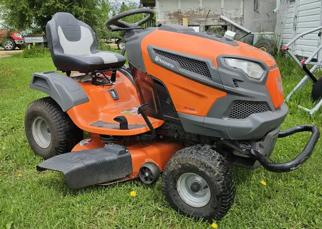 HUSQVARNA TS142K - 22 HP LAWN TRACTOR