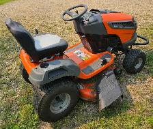 HUSQVARNA TS142K - 22 HP LAWN TRACTOR - Photo 2
