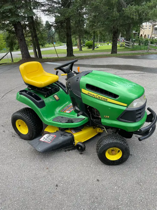 John Deere 125 Lawn Tractor