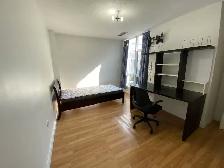 Bright room for rent in Etobicoke - Photo 3