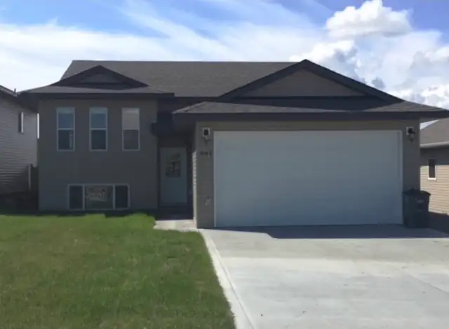 NEWER 3 BEDROOM W/DBL GRG & FCD YD, BEST AREA