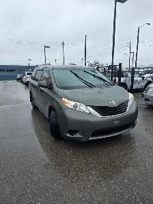 2011 Toyota Sienna LE - Photo 2