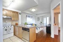 1 Bedroom   Den - Steps to transit - Photo 2