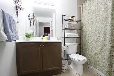 1 Bedroom   Den - Steps to transit - Photo 9