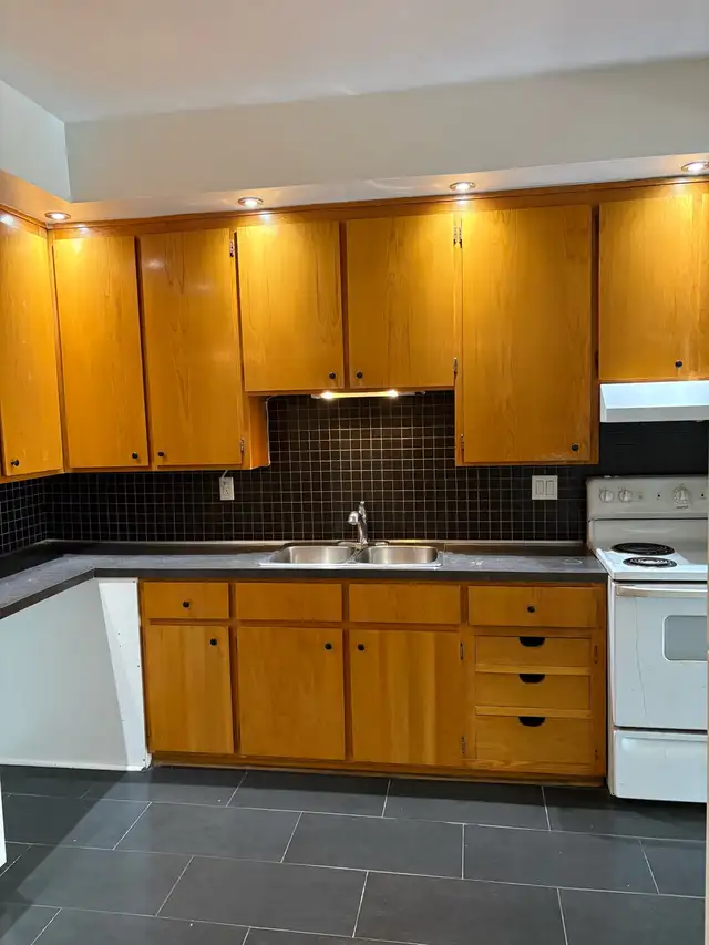 RARE PLATEAU 4-5 Bedroom / 2 FULL BATHROOMS