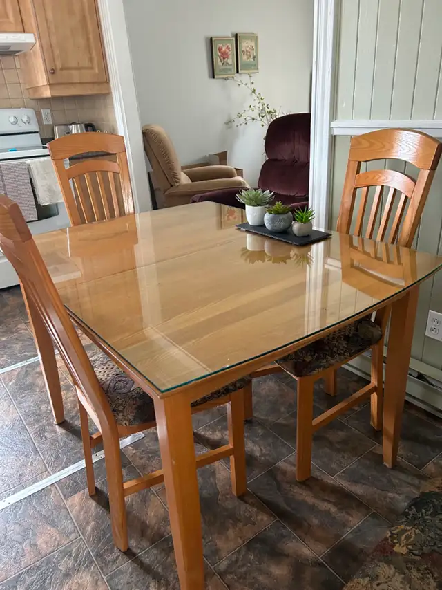 Set de cuisine sans la vitre.  Argent comptant seulement.