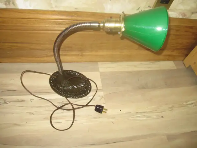ANTIQUE GREEN BANKERS LAWYERS LAMP CAST IRON BASE GOOSENECK LAMP
