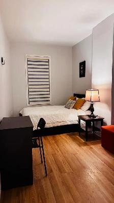 DOWNTOWN TORONTO, QUEEN & BATHURST, 3 BED, 1 BATH APT FOR RENT - Photo 3