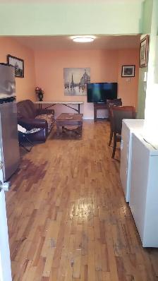 Large Bright 3.5 fully furnished September 1st - Photo 5