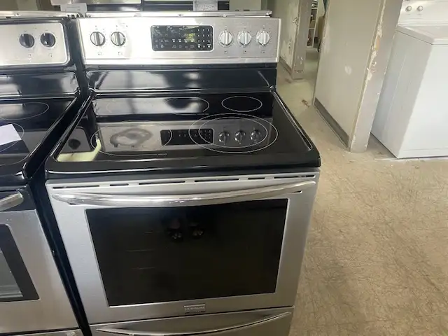 Cuisinière stainless vitrocéramique convection Frigidaire