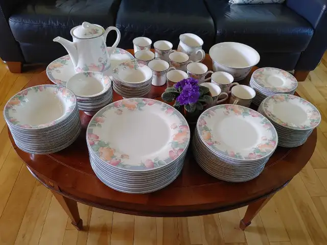 Set de vaisselle NORITAKE ( 8 - 12 couverts ) Japon