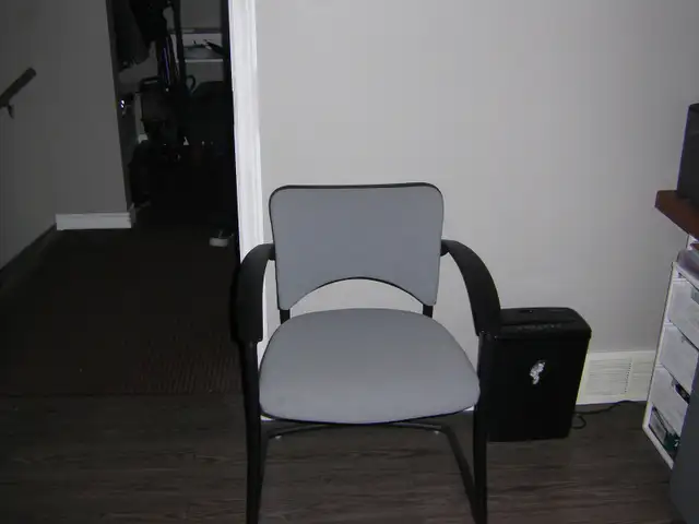 EXCELLENT OFFICE/DEN CHAIR
