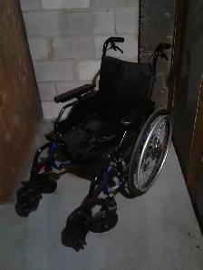FAUTEUIL ROULANT PLIABLE - Photo 2