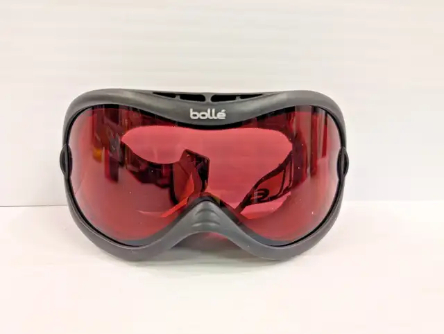 (B2768) Bolle ski/ snowboarding goggles (n/a has scratches)