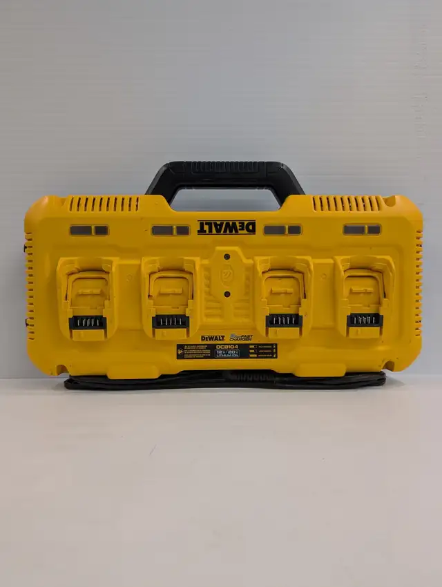 (B2395) Dewalt DCD104 Multiport Battery Charger