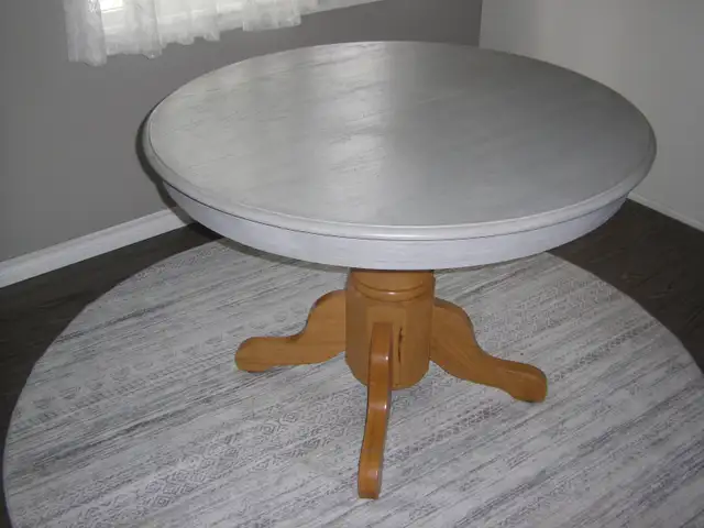 EXCELLENT SOLID WOOD DINNING ROOM TABLE