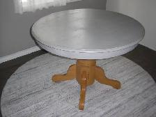 EXCELLENT SOLID WOOD DINNING ROOM TABLE