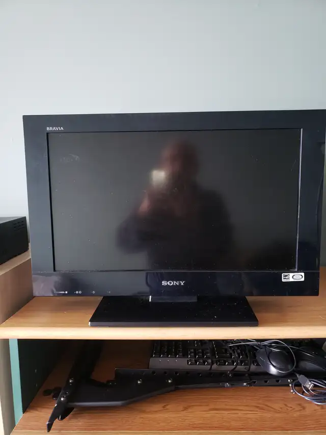 SONY SMALL 22''LED TV WITH REMOTE IN MINT COND.