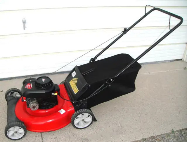 YARD MACHINES REAR BAG GAS LAWNMOWER