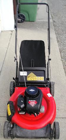 YARD MACHINES REAR BAG GAS LAWNMOWER - Photo 3