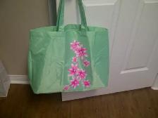 BEAU SAC À MAIN NEUF VERT À FLEURS ROSES 14'HAUTx18'LARGE $10.00